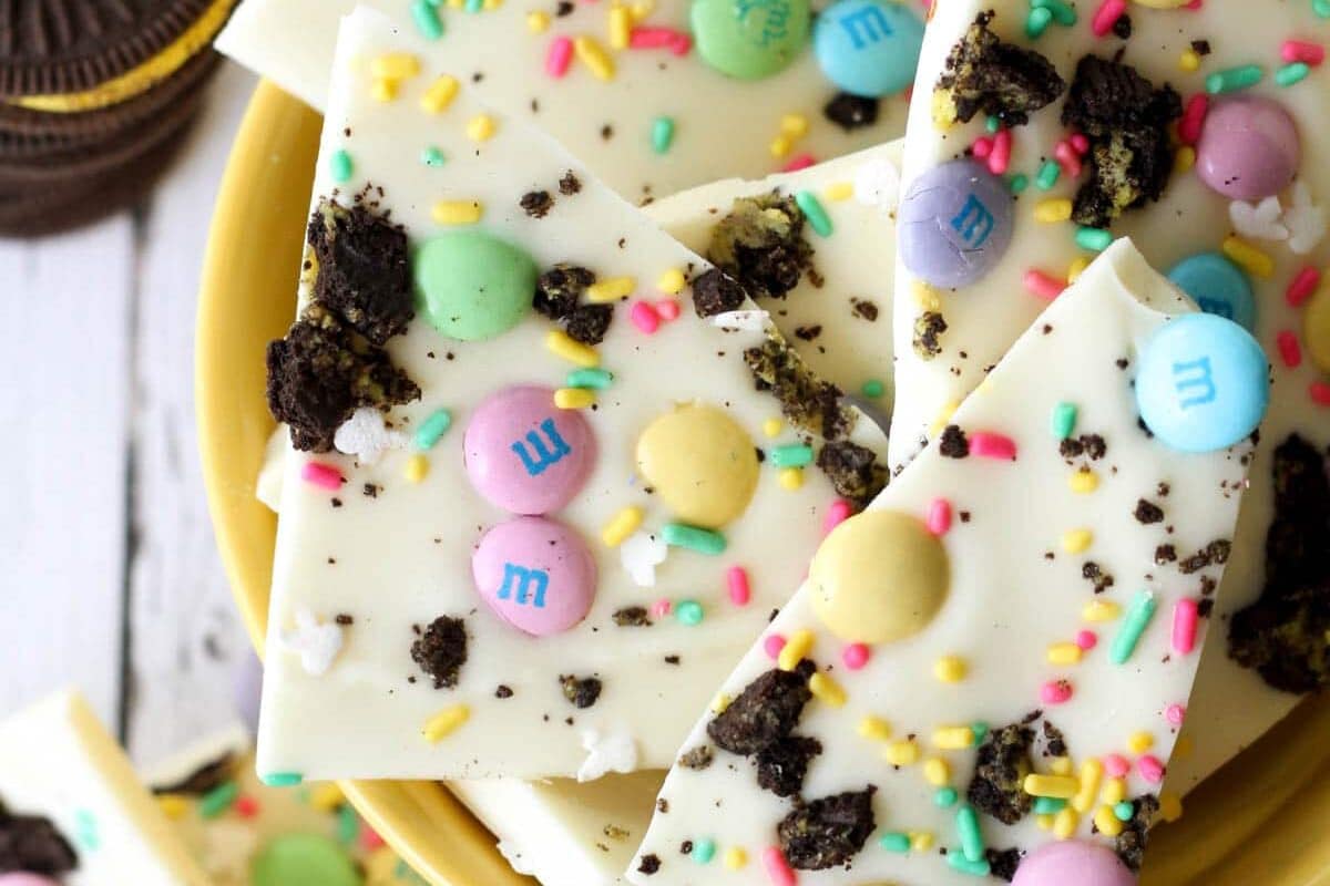 An Easter dessert of oreo bark | The Dating Divas