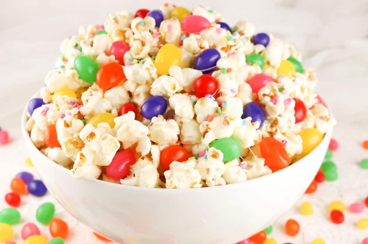 A jelly bean popcorn Easter dessert | The Dating Divas