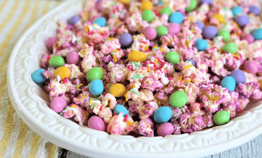 Pastel popcorn Easter dessert | The Dating Divas