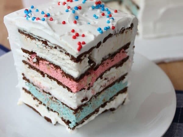 This ice cream cake is a cool addition to your 4th of July desserts. | The Dating Divas