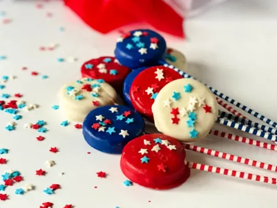 Dipped Oreos for individual 4th of July desserts. | The Dating Divas