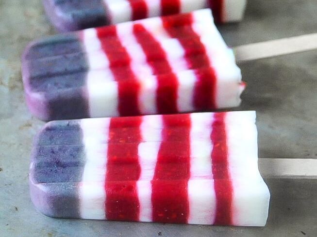 These berry popsicles would make a great 4th of July dessert. | The Dating Divas