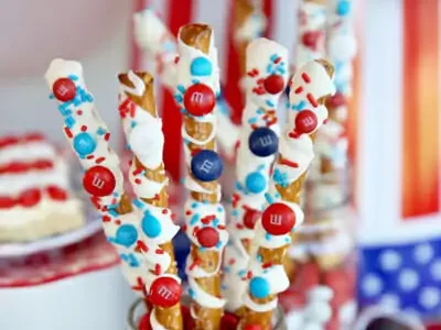 Edible "sparkler" Fourth of July desserts made with pretzel rods. | The Dating Divas
