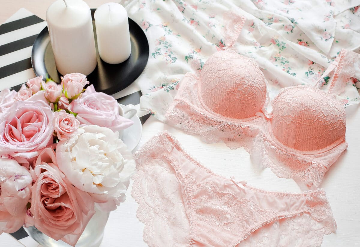 Ideas and suggestions for an at-home boudoir photoshoot | The Dating Divas