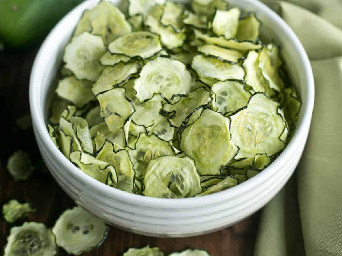 Summer snacks don't get healthier than these baked cucumber chips. | The Dating Divas