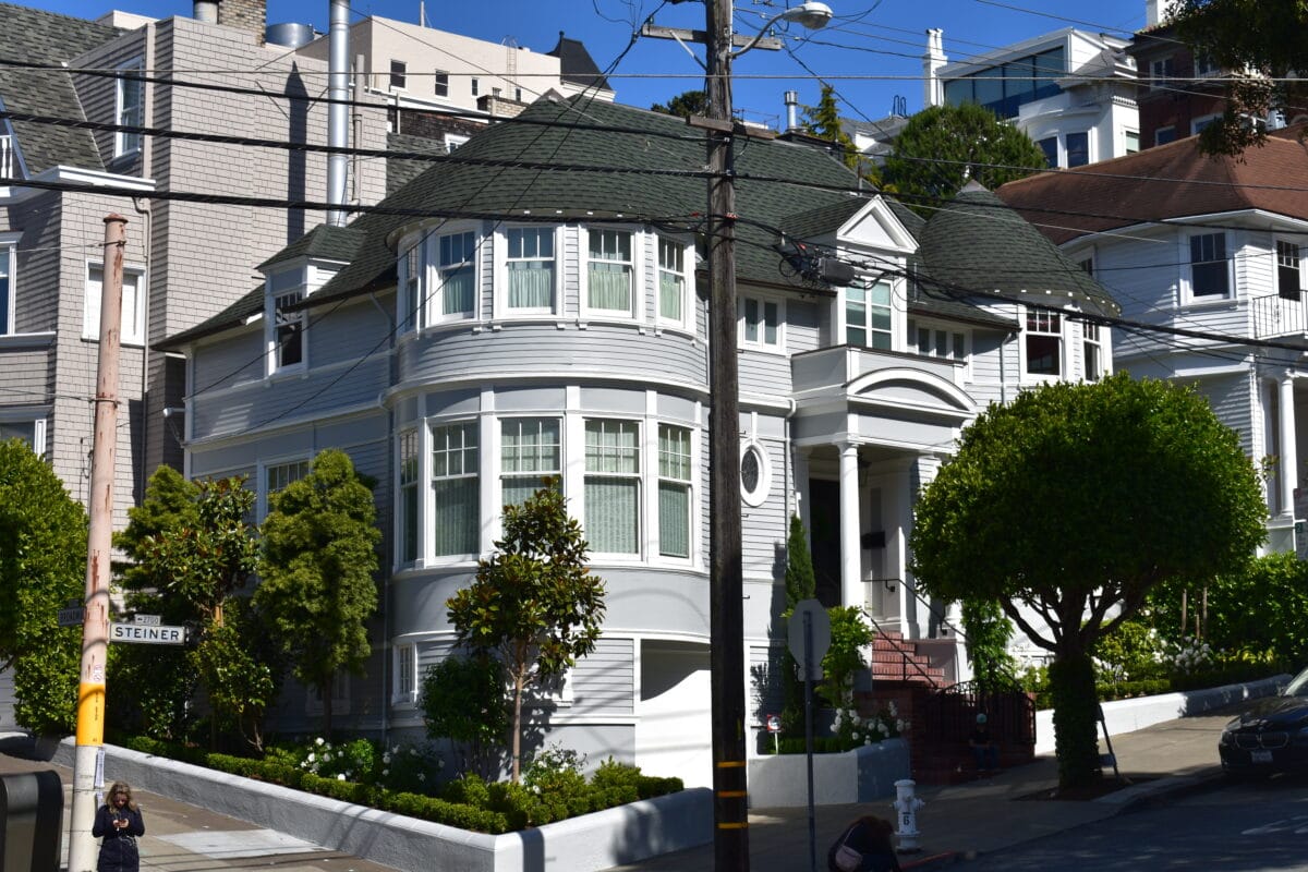 Visit the Mrs. Doubtfire House for a unique thing to do in San Francisco. | The Dating Divas