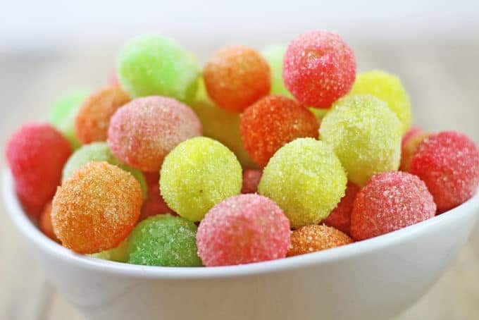 Make your own healthy sourpatch candies with this simple summer recipe. | The Dating Divas 