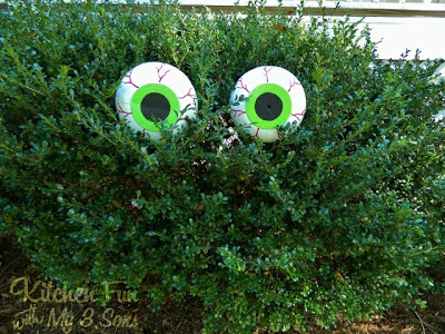 Make spooky eyes for your bushes for easy Halloween decor. | The Dating Divas