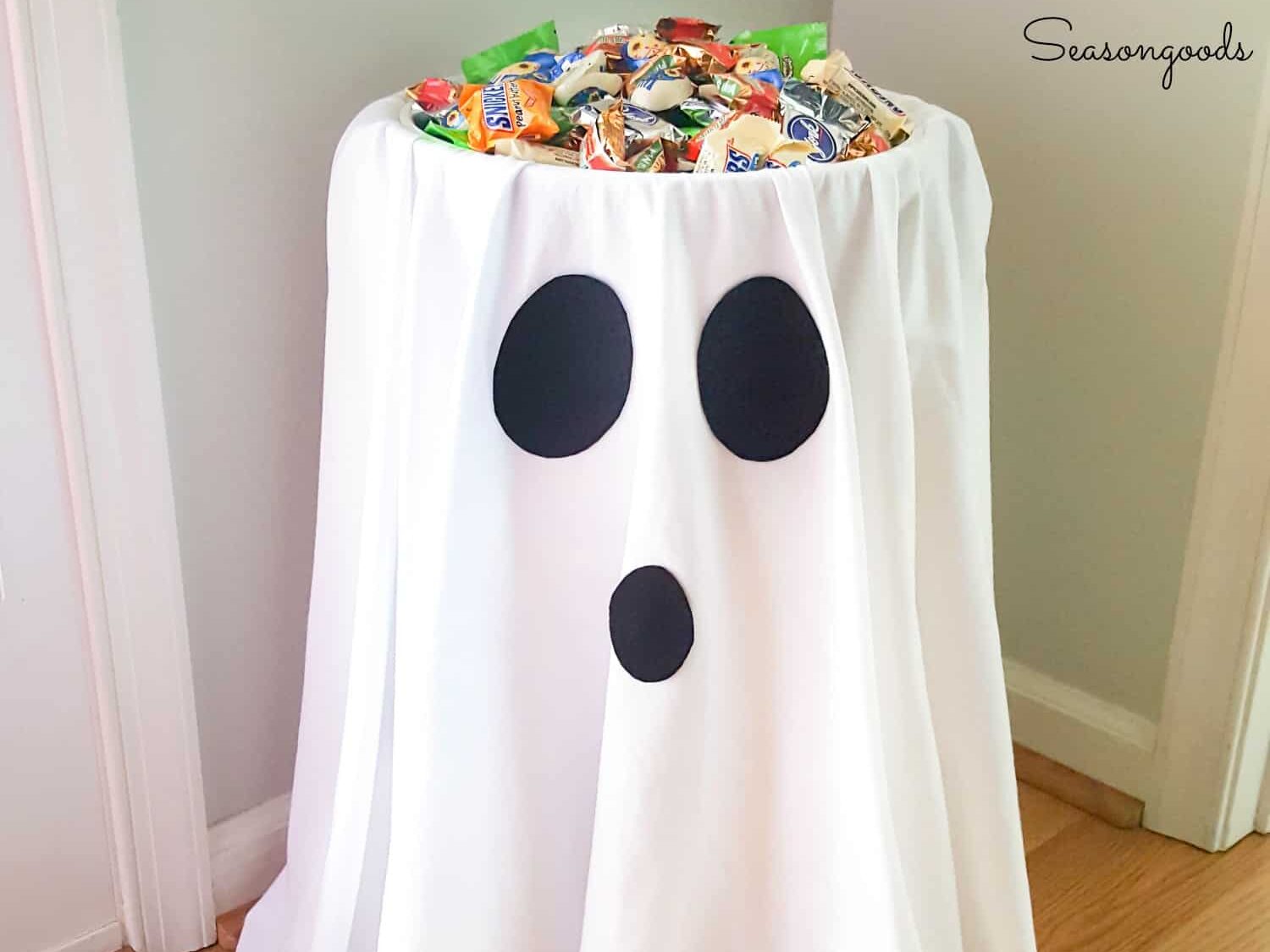 Make a ghost candy holder for DIY outdoor Halloween decorations for trick-or-treating. | The Dating Divas