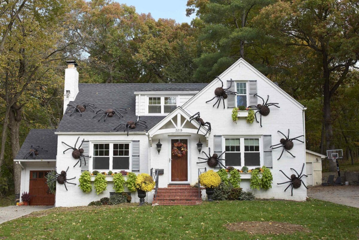 Giant spiders make for the perfect outdoor DIY Halloween decorations. | The Dating Divas