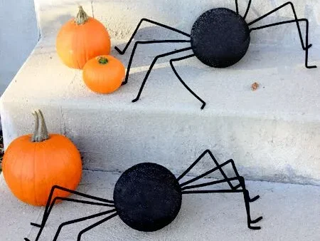 You can make these simple spiders for DIY outdoor Halloween decorations for your porch. | The Dating Divas