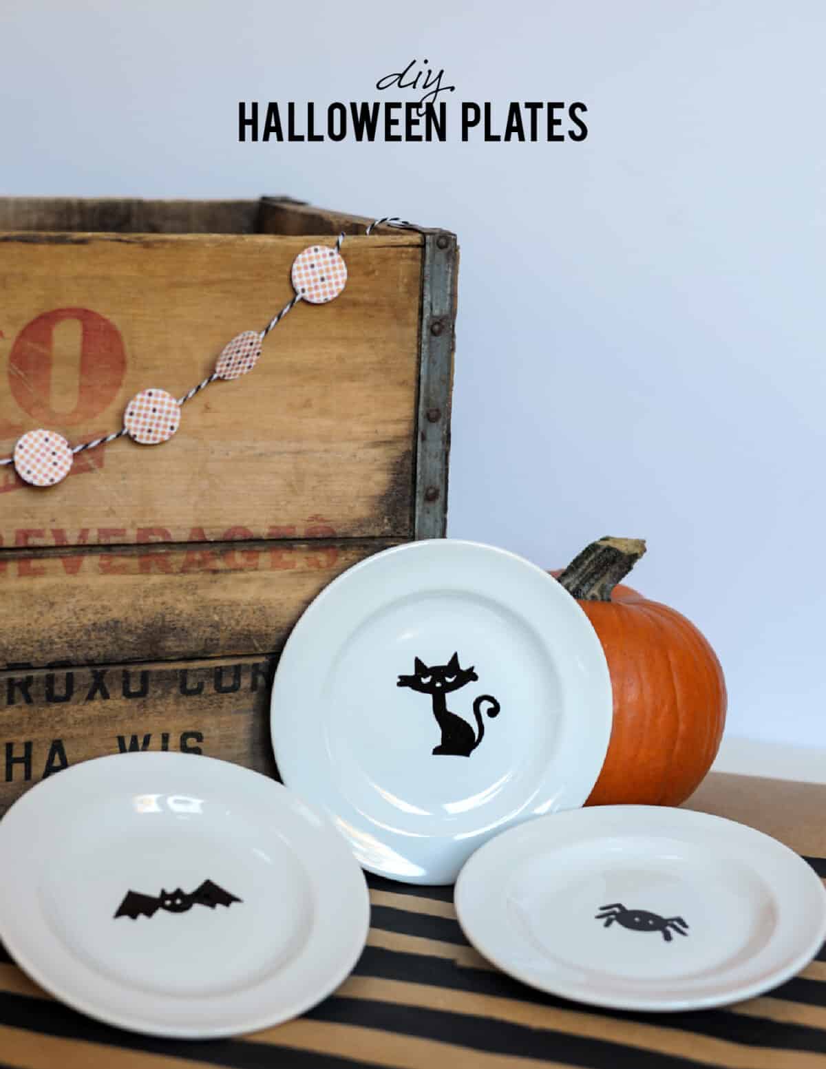 These adorable plates are the perfect Halloween crafts for all your festive parties! | The Dating Divas 