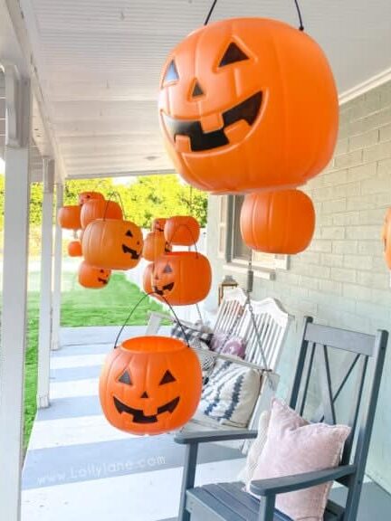 Turn these Jack-O-Lantern buckets into porch decor thanks to this easy Halloween crafts idea! | The Dating Divas 