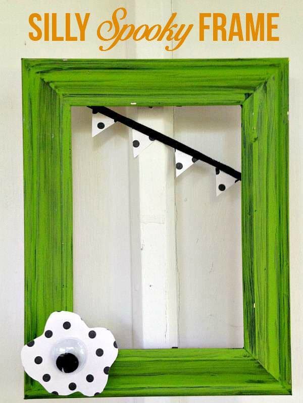 Who knew you could make darling Halloween crafts out of old picture frames?! | The Dating Divas 