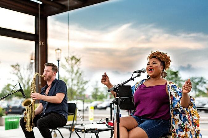 Looking for date ideas in Columbus, Ohio? Watch a free concert at Easton Unplugged with your sweetie! | The Dating Divas
