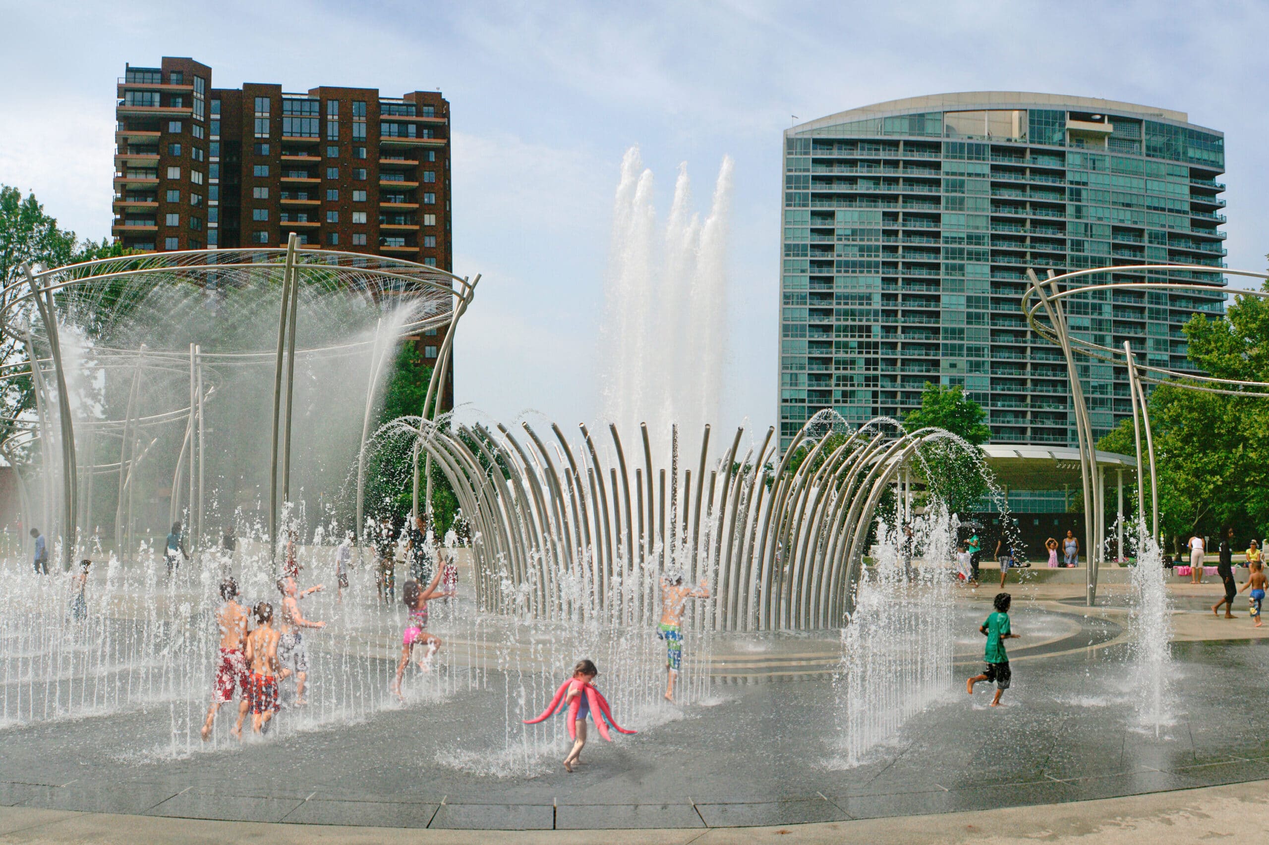 Are you looking for outdoor things to do in Columbus, Ohio? Have your kids cool off in the Scioto Mile Fountain! | The Dating Divas