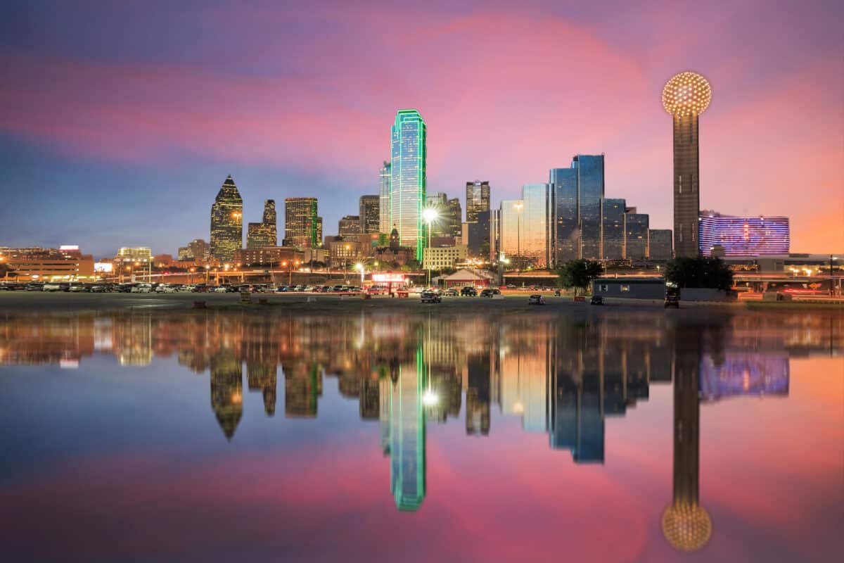 Seeing the skyline lit up at night is such a fun thing to do in Dallas | The Dating Divas