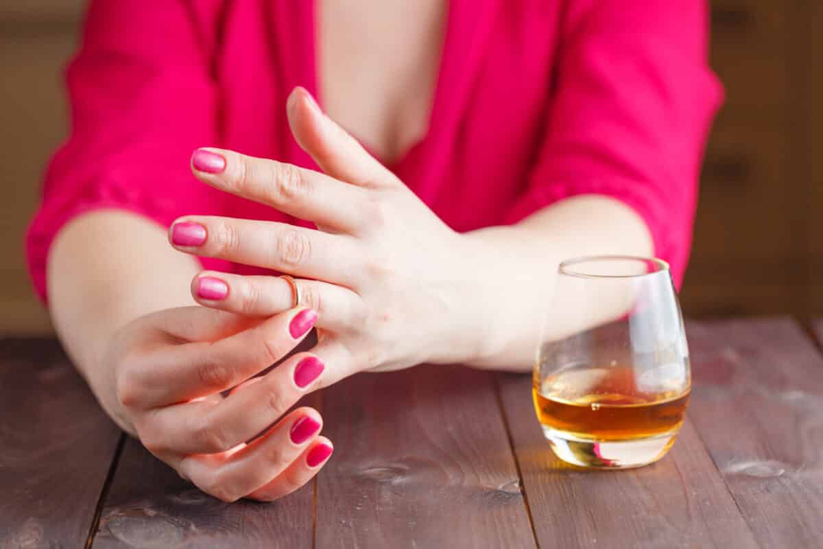 Marriage to a spouse with an alcohol addiction can be more than difficult | The Dating Divas