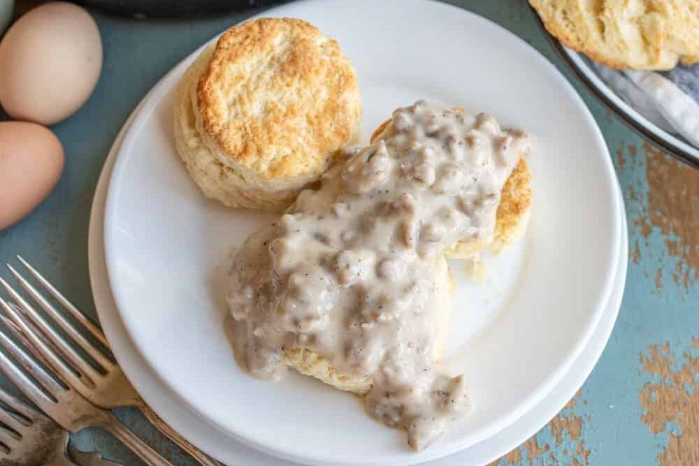 An inexpensive biscuits and gravy meal for large groups | The Dating Divas