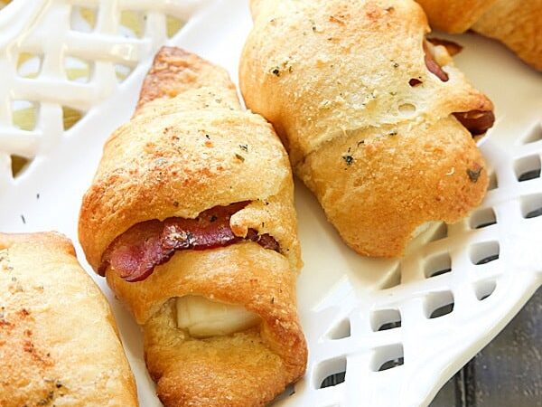 Your Thanksgiving dinner needs these delicious Cheesy Bacon Crescent Rolls! | The Dating Divas 