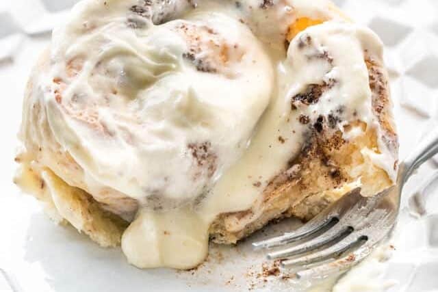 Easy cinnamon roll meal for large groups | The Dating Divas