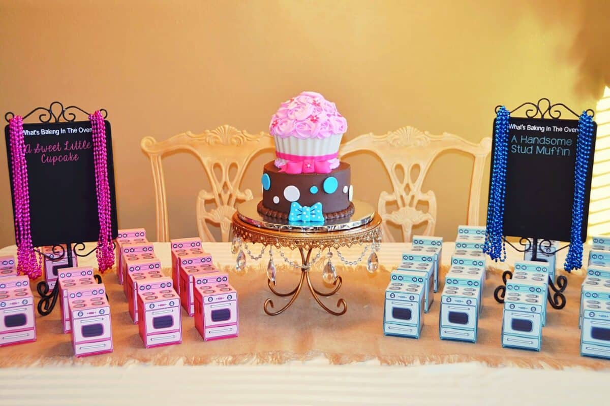 Your guests will choose cupcakes or stud muffins at this gender reveal party! | The Dating Divas