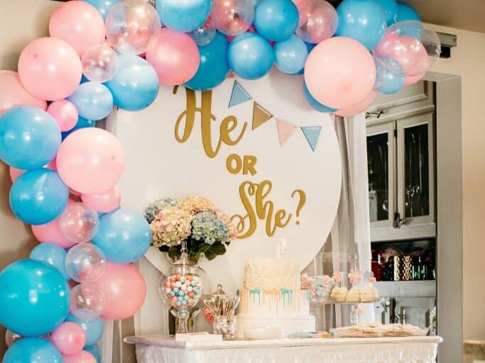 Your guests will love this classic blue and pink gender reveal party! | The Dating Divas