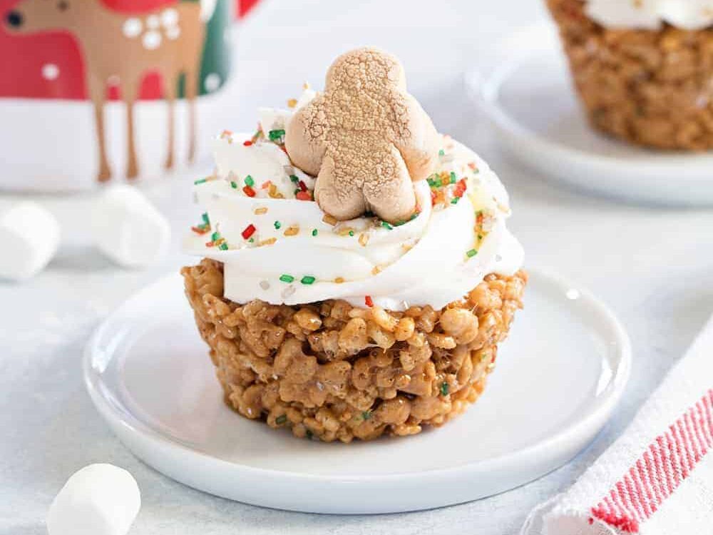 This Marshmallow Treat Cupcakes gingerbread recipe will be a hit with the kids! | The Dating Divas 
