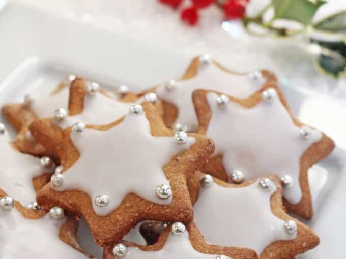 These gingerbread cookies are not only beautiful, they're also so delicious! | The Dating Divas