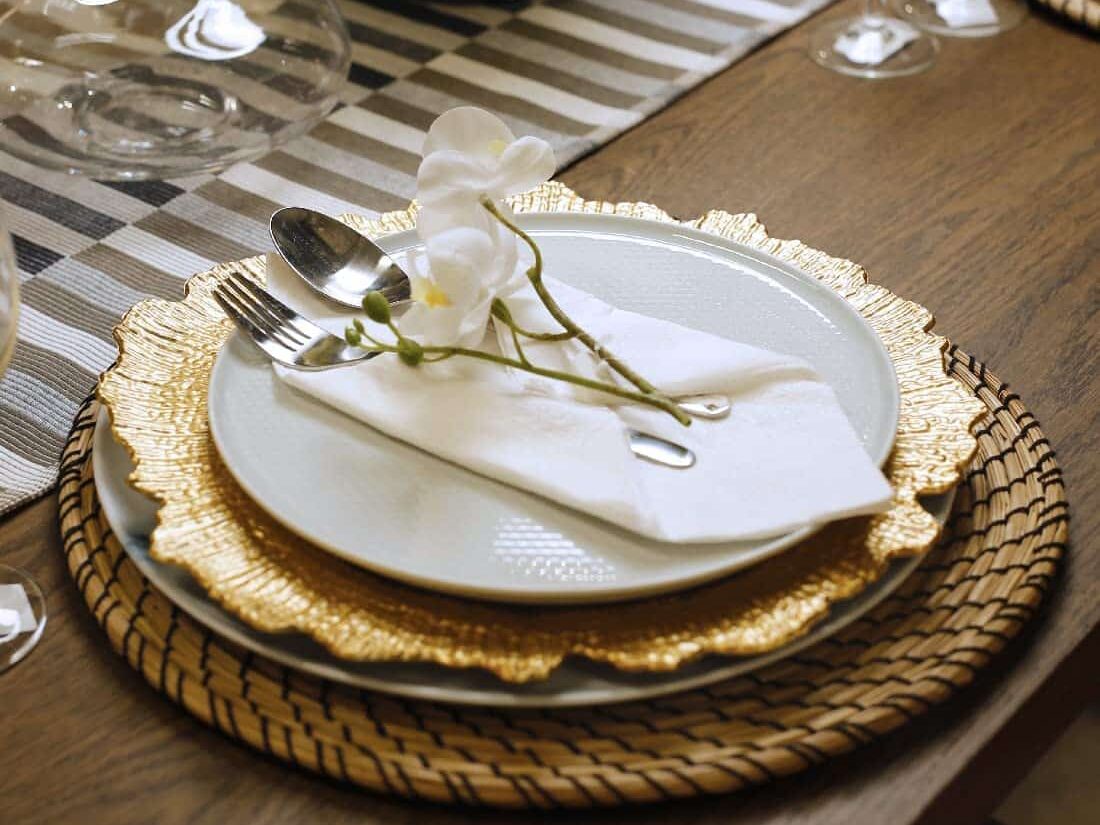 Try these gold glass charger plates for Thanksgiving table decor | The Dating Divas