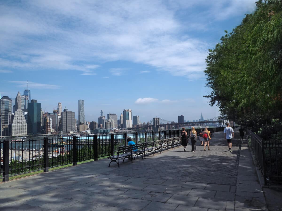 Enjoy walking the Brooklyn Heights Promenade while looking for things to do in New York. | The Dating Divas