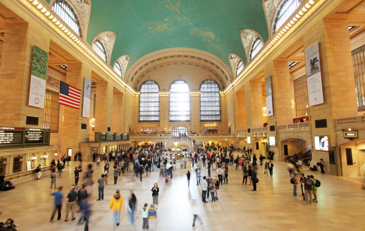 People rushing through Grand Central Terminal looking for fun things to do in New York | The Dating Divas