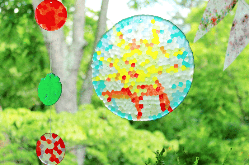 Kids will love making DIY sun catchers as a fun gift for Grandpa on Grandparent's Day. | The Dating Divas