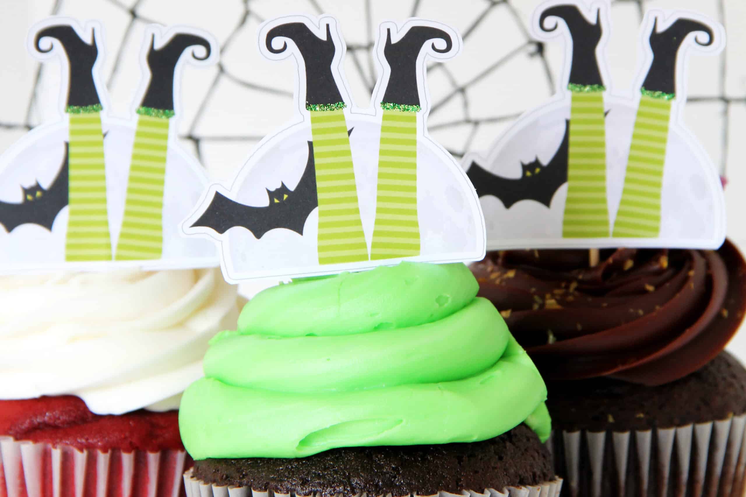 Cupcakes with printable Halloween gift tags on top | The Dating Divas