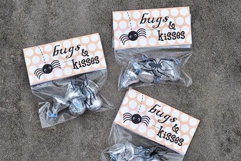 Halloween gifts using Hershey's Kisses and printable tags | The Dating Divas