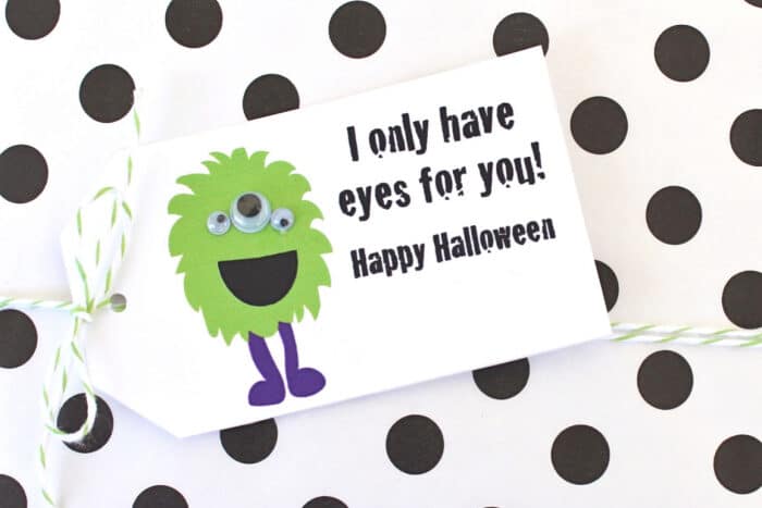 A googly eye Halloween gift tag | The Dating Divas