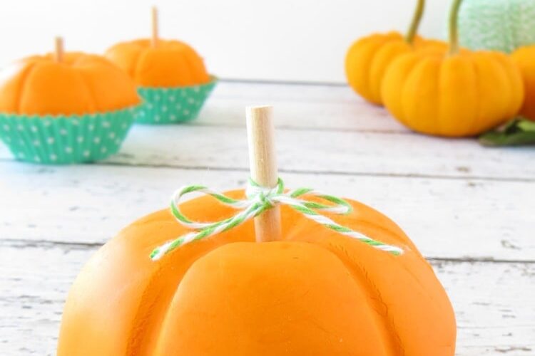 Playdough pumpkins to give as Halloween gifts | The Dating Divas