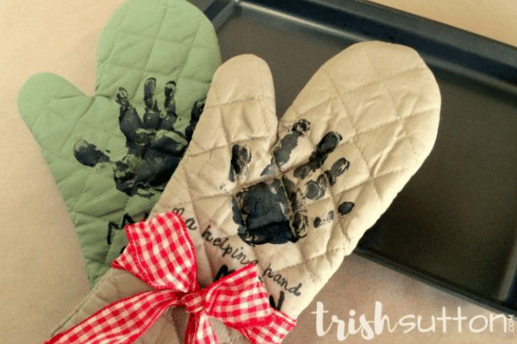 Kitchen mitt handprint craft for grandma on Grandparent's Day. | The Dating Diva