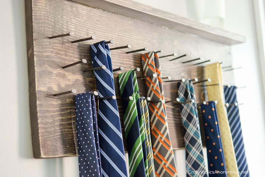 Your husband will love this DIY tie rack for homemade Christmas gifts this year! | The Dating Divas