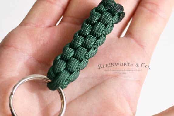 Need more homemade Christmas gift ideas? Try making these simple paracord keychains. | The Dating Divas