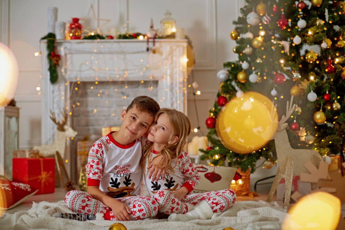 Kids dressed in matching Christmas pajamas | The Dating Divas