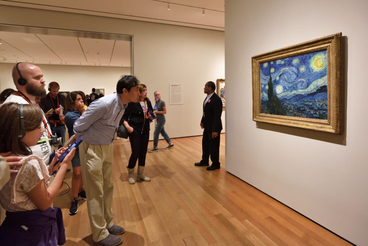 Things do to in New York City at the MoMa such as viewing The Starry Night by Van Gogh | The Dating Divas