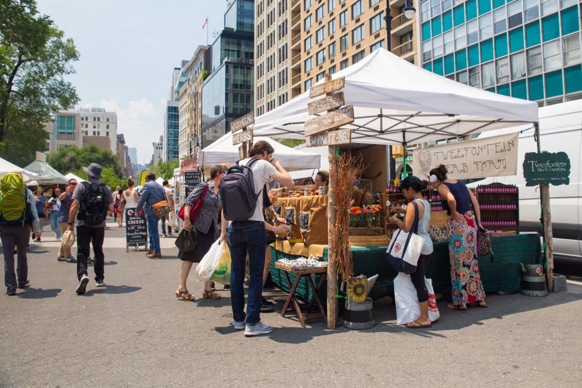 Enjoy foodie things to do in New York such as checking out the market vendors. | The Dating Divas