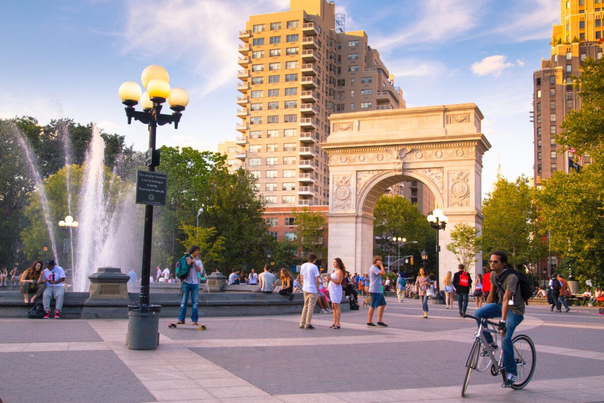 Stroll through Washington Square Park while enjoying other fun things to do in New York City. | The Dating Divas