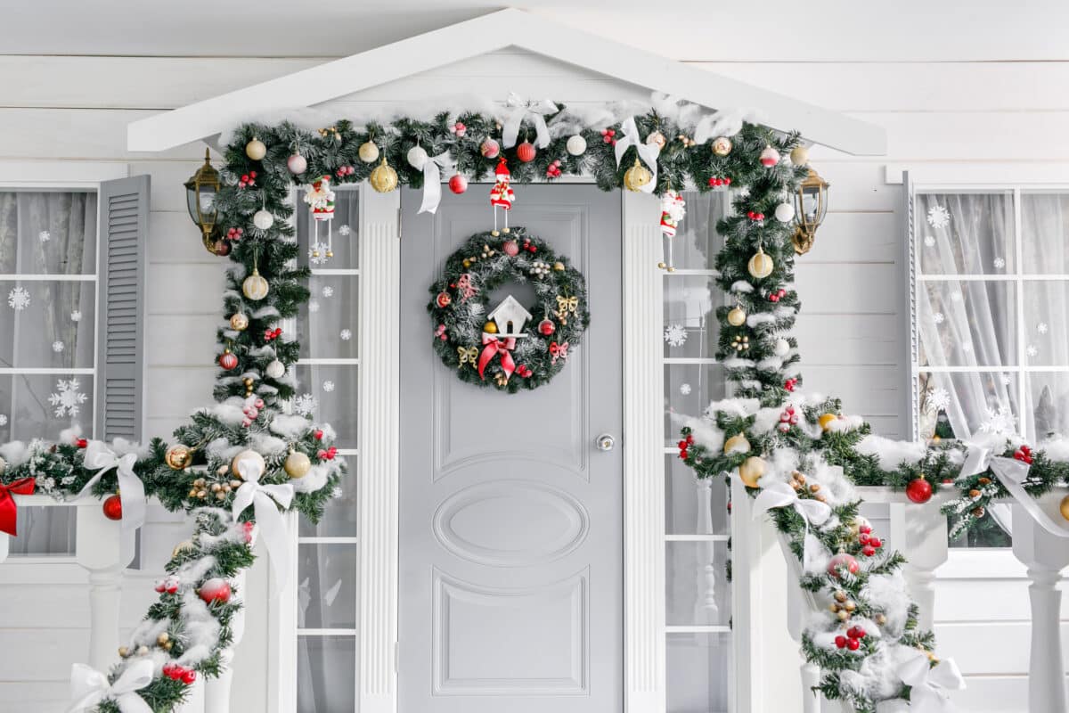 Complete your holiday porch with a festive Christmas wreath! | The Dating Divas 