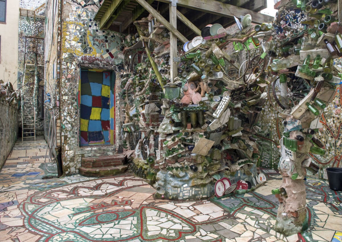Are you looking for unique things to do in Pennsylvania? Walk through Philadelphia's Magic Gardens! | The Dating Divas