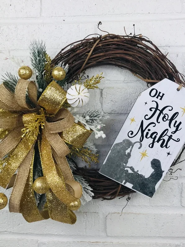 This Oh Holy Night Christmas Wreath is simple and elegant. | The Dating Divas 