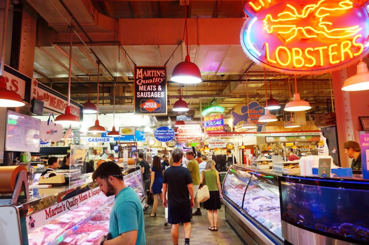 Looking for fun things to do in Pennsylvania for couples? Walk around and get some food at the Reading Terminal Market. | The Dating Divas