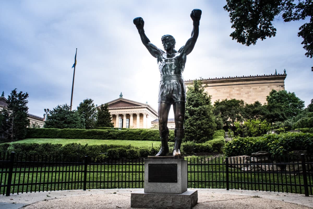 Visit the Rocky statue and run up the Rocky Steps while looking for things to do in Pennsylvania. | The Dating Divas