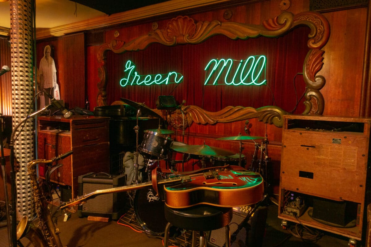 Are you a fan of jazz music? Make sure to visit Green Mill Jazz Club when looking for things to do in Chicago this weekend! | The Dating Divas